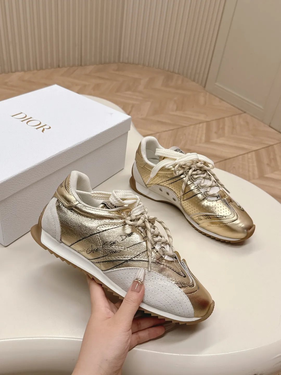 👟👟Ex-factory price 660👟👟 Dior sketch Dior spring and summer catwalk style graffiti sketch moral training shoes Forrest shoes. Original development. The most photographed item in the 25ss spring and summer show. This pair of shoes has changed the single design style of Forrest shoes in the previous impression. It retains the original shape. The details are very in line with the current fashion trend, but it also incorporates the manager's new understanding and retro feelings for Forrest shoes. The overall feeling is brand new. The material is a bit matte leather, full of retro style. It looks very high-end. The feeling on the foot is very convex. The upper foot is really good-looking and versatile. It can be worn with any style of clothes, pants and skirts. It looks good on anyone. Original combination outsole Size: 35-45